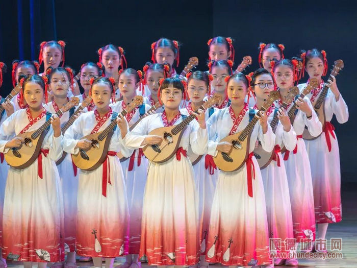 红旗中学的节目《彩虹追月》在“迎冬奥倒计时30天”云端管乐新年音乐会备受好评.jpg