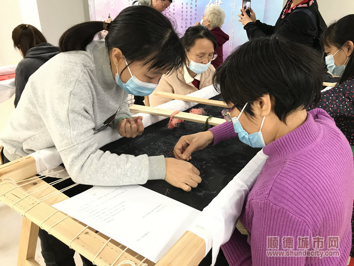 小区居民正在老师的指导下认真学习着广绣针法，相信总有一天这幅绣图会惊艳众人.jpg