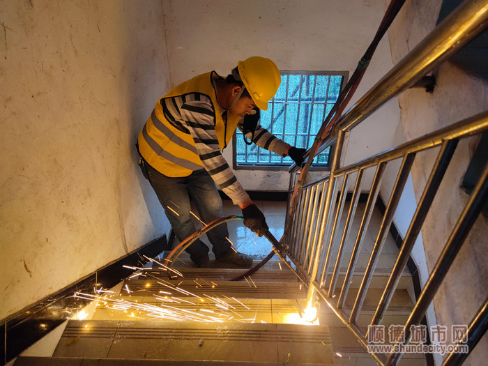 本次行动因场地狭窄，施工队员使用高温火枪对楼梯进行切割处理.jpg