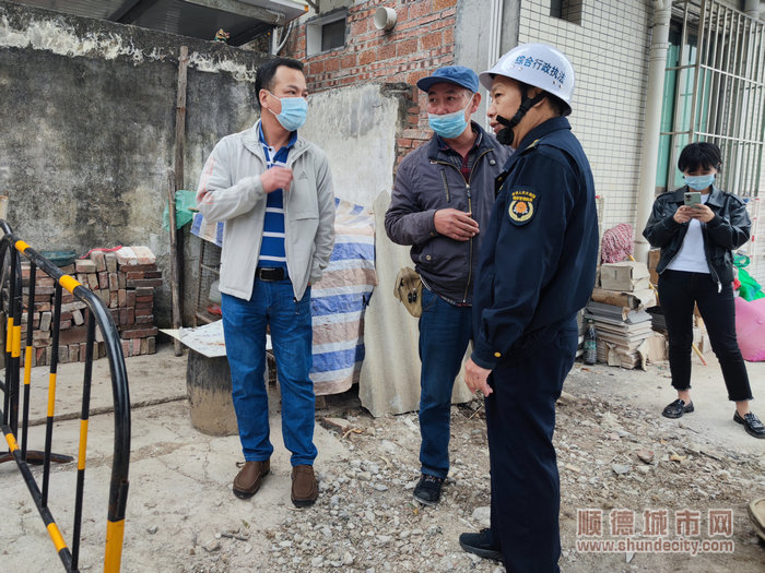 伦街街道综合行政执法办公室，联合街道治水办，村居治水工作组，对常教居委会，伦教大涌段涉水违建开展清岸行动。.jpg