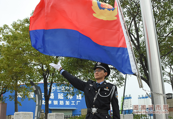 中国人民警察警旗在激昂的旋律冉冉升起-3 - 副本.jpg