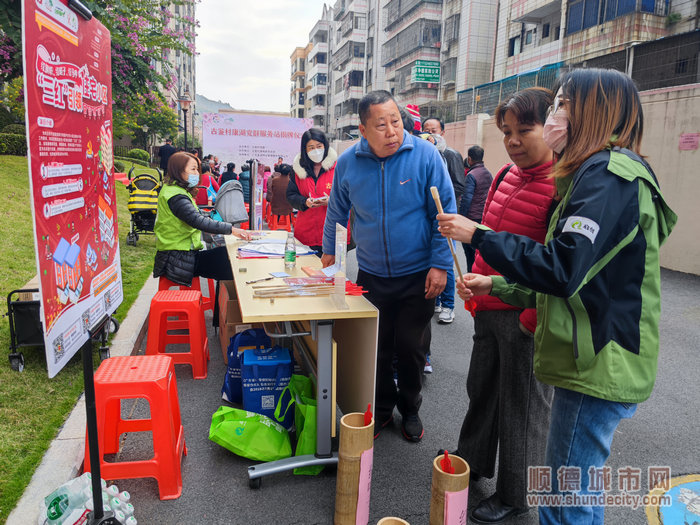 通过形式多样、内容丰富的小游戏，小区居民迅速了解党群引领的内涵，体会党委“为民办实事”.jpg