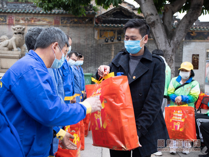 大良团工委常务副书记向辖区一线环卫工人致以新春的祝福与感谢，并送上油米面、冬菇等新春物资.jpg