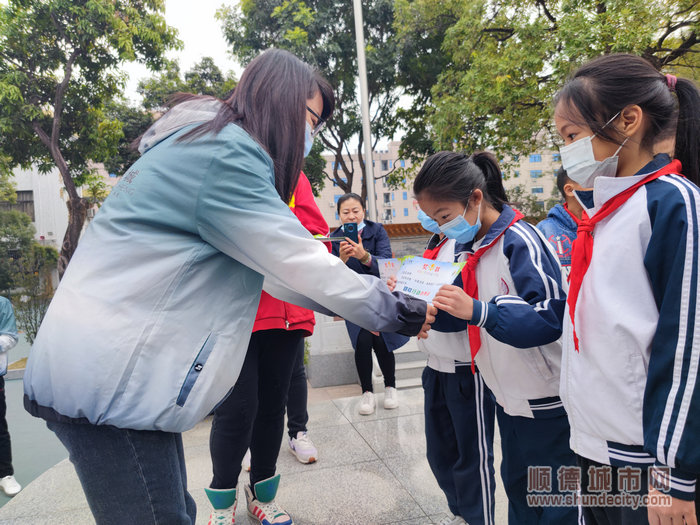 活动现场，工作人员还为同学们准备了“小惊喜”，为他们发放奖状肯定他们的行为.jpg