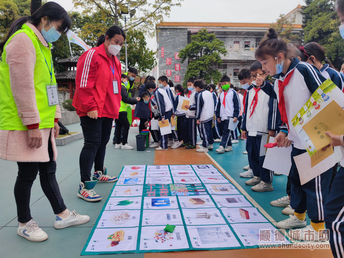 活动现场还设置了丰富的小游戏供同学们游玩，在寓教于乐中教会同学们垃圾分类.jpg