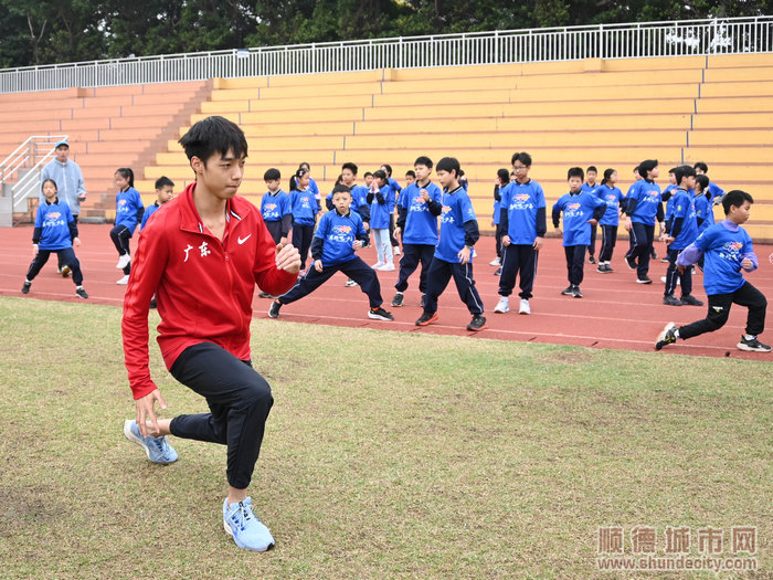 张瑞轩教导同学们训练，感受跑姿规范带来的便利.jpg