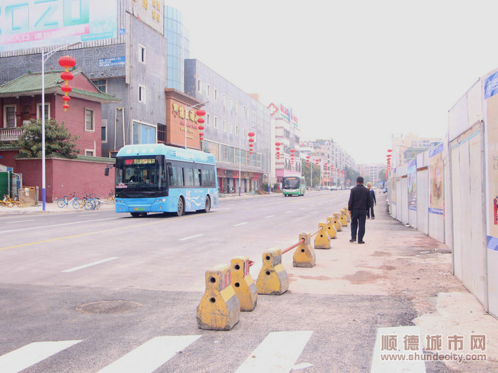 010新通车的文秀路（凤山中路-县东路段）已设置了非机动车道。.JPG