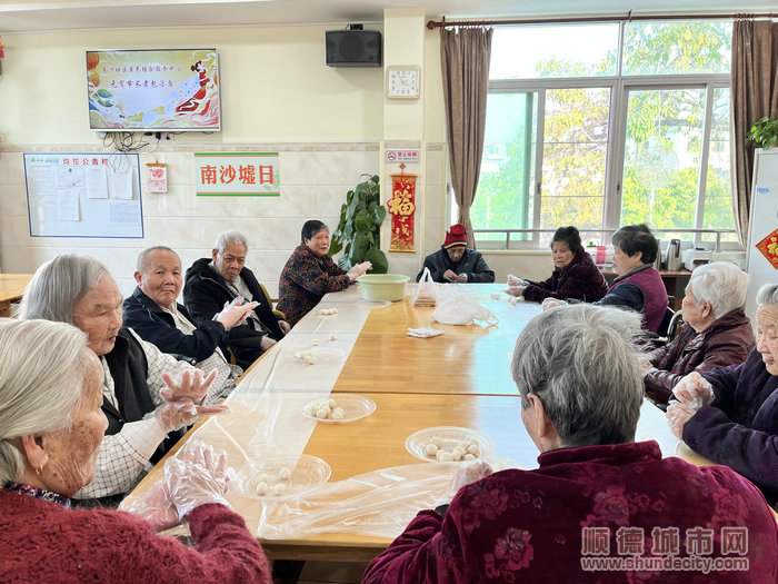 元宵节当天，医养结合服务中心开展了长者动手包汤圆的活动。.jpg