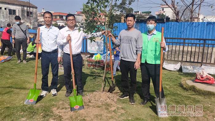 齐心协力，共同植树。.jpg