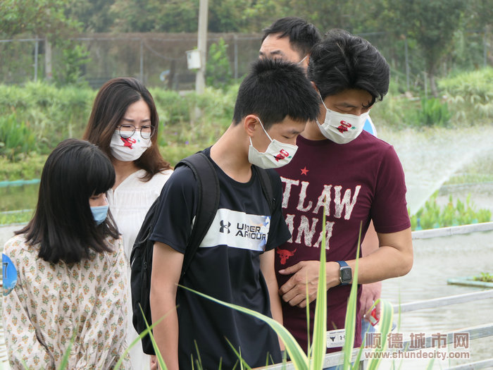 亲子家庭在讲解员的带领下参观均健生态基地。.jpg