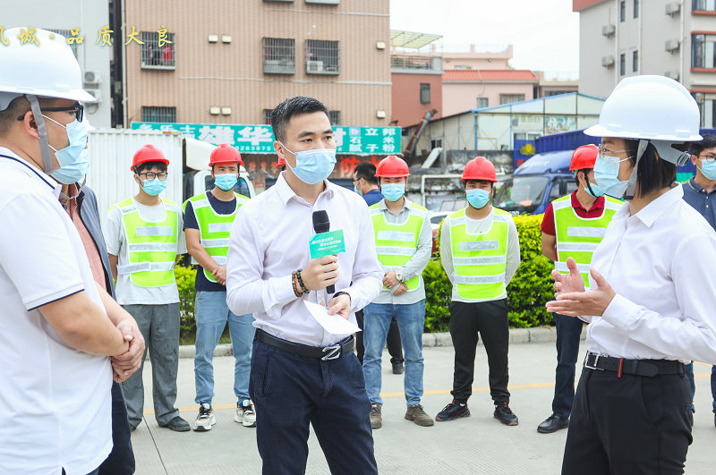 大良街道党工委副书记、办事处主任李少玲（右一）对工作提出要求。.jpg