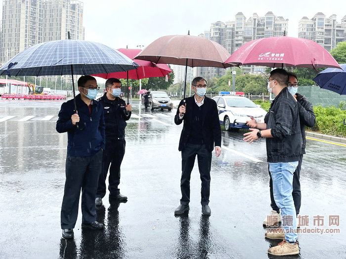 政协委员们冒雨现场督导地铁站周边围挡拆除工作。.jpg