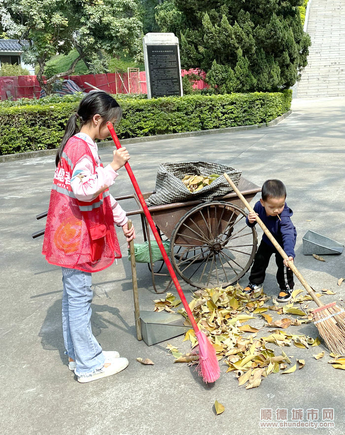 3‘冯丽新不满3岁的儿子清扫西海烈士陵园环境。.jpg