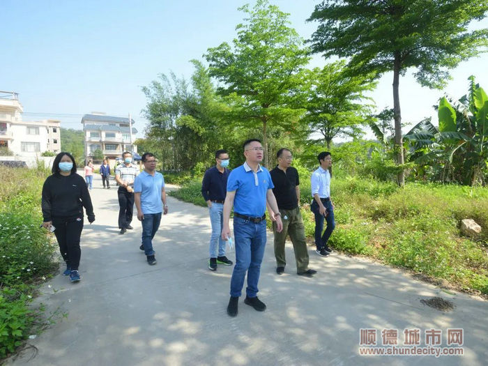 4月5日，均安镇党委书记龙仲英带队先后到镇怀宗园、山林出入口开展疫情防控、山林防火等督查工作。.jpg