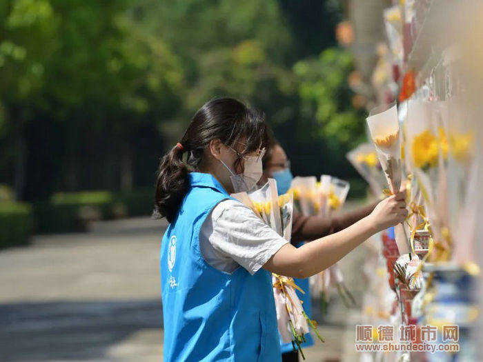 有一种文明新风尚，叫“鲜花祭祖”。.jpg