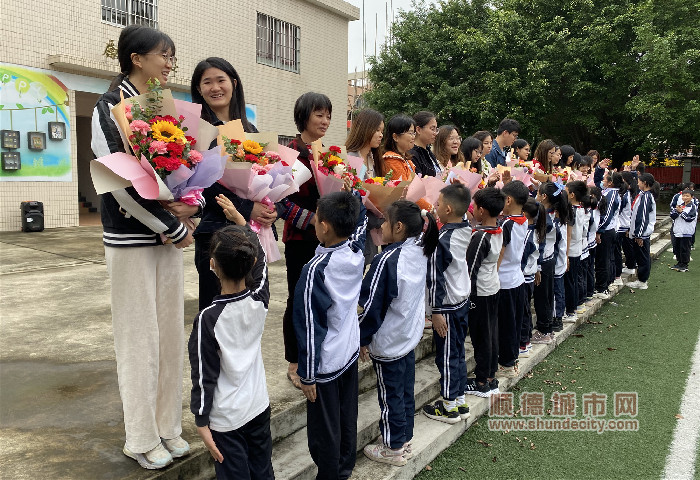 13.佛山市顺德区龙潭小学 龙潭小学第一届班主任启动仪式暨献花仪式向着自己敬爱的班主任深鞠一躬并献上鲜花。_副本.jpg