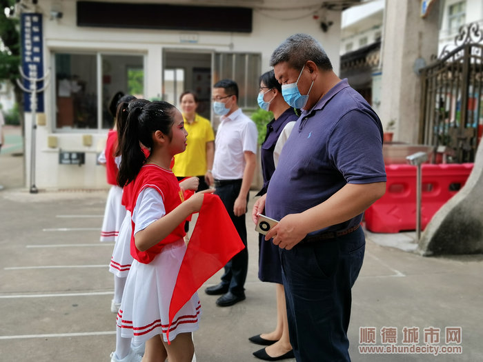 黄永生到逢简小学慰问。.jpg