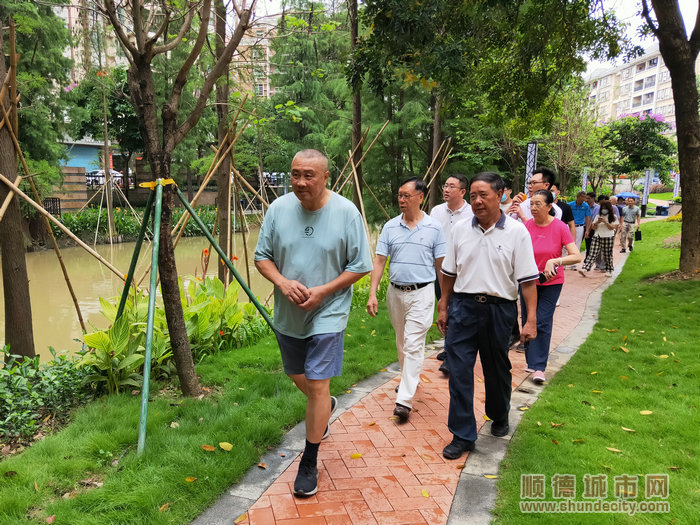 老干部们参观考察华安涌一河两岸改造提升项目。.jpg