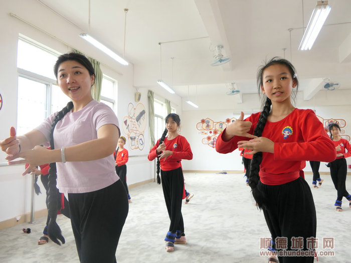 指导老师正在教学生们练习粤剧动作。.jpg