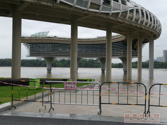 目前德胜河水位已淹没低洼地区，市民群众请远离亲水活动。.jpg