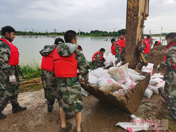 民兵、消防队、武装部等救援队伍集结待命，投入到防汛工作。.jpg