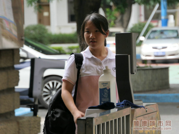 顺德一中外国语学校第一位冲出考场女生黎绮雯。.jpg