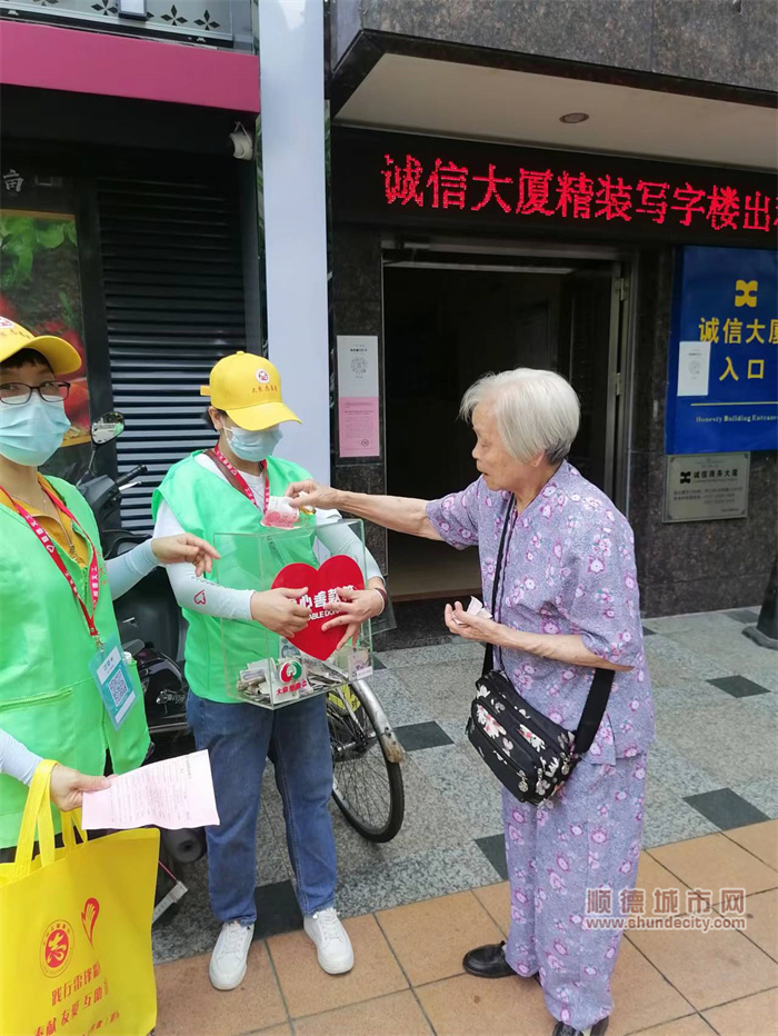 大良团工委、志愿者联合会组织开展广东扶贫日街头募捐活动 (1).jpg