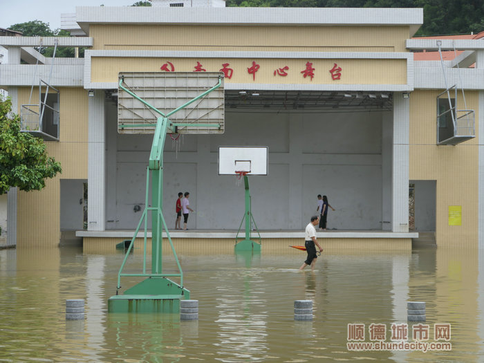 均安太平村南面中心舞台浸水情况。.jpg