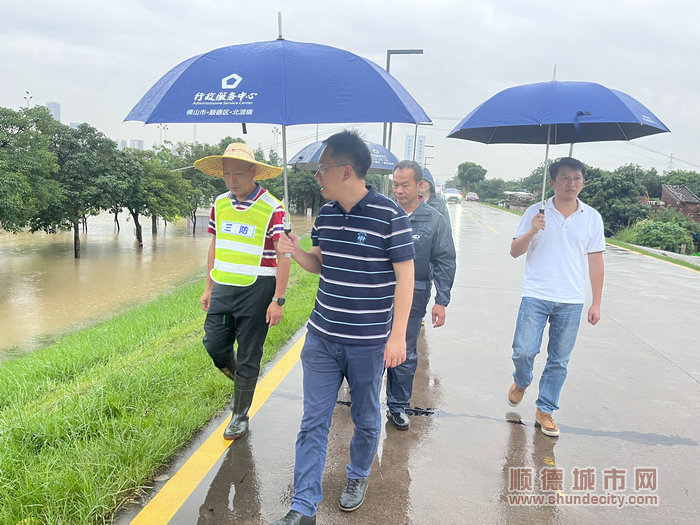 汛期防洪，萧智锋在堤围查看水情。.jpg