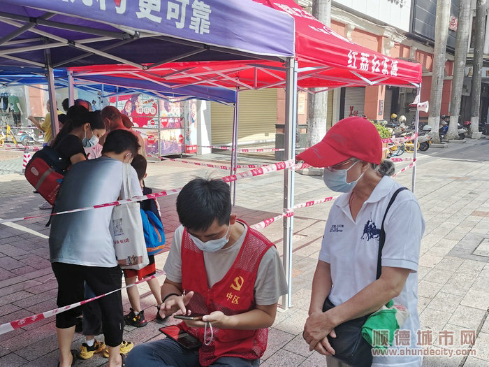 “红马甲”指引外地市民顺利完成登录手续。.jpg