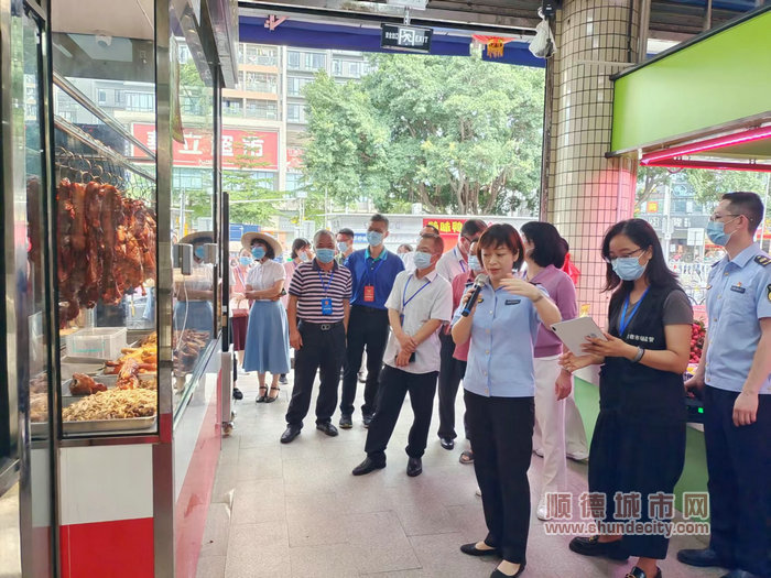 介绍市场内熟食档食品卫生监测情况.jpg