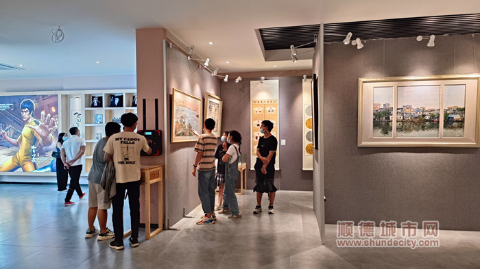 18.文艺联展开展后，吸引众多群众前往参观_副本.jpg