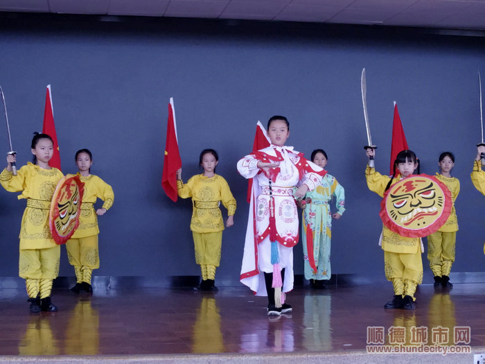 北海小学培训现场，学生穿着厚重的戏服在北海小学礼堂内排演。.JPG