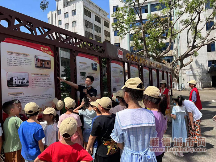 在老年干部大学大院党建宣传长廊，学习顺德发展历程_副本.jpg