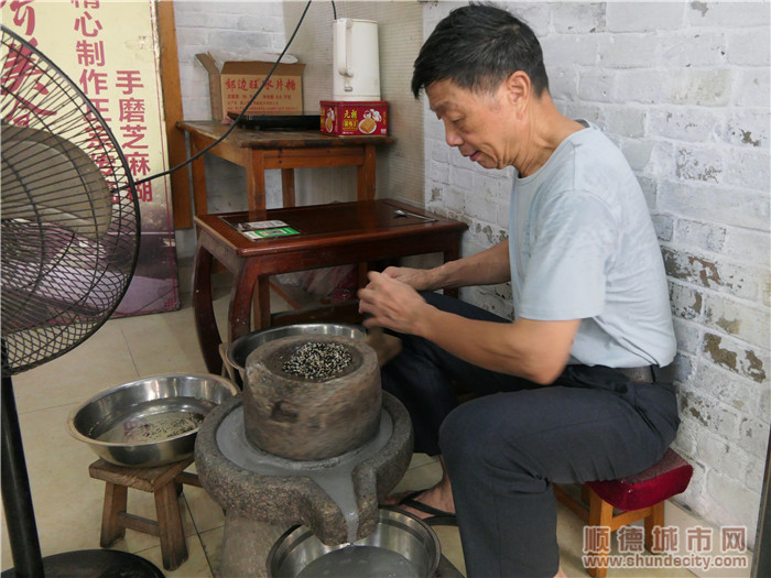 刘显耀正在制作手磨黑芝麻糊。.jpg