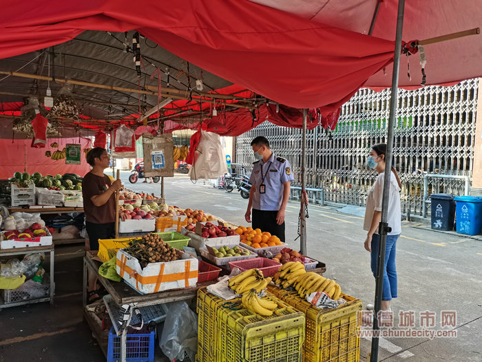 图片七：均安市监所检查组前往农贸市场开展防台风知识宣传，提醒商户对户外棚架、广告牌等易坠落物进行加固，力争最大程度减少商户损失。.jpg