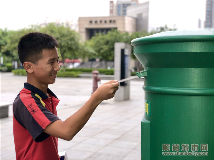 施洞中学的学子正在开心地寄信。.jpg