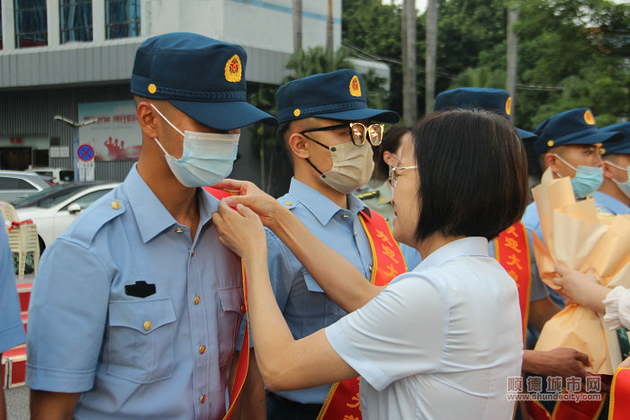 为退役老兵们佩戴“光荣返乡”绥带.JPG