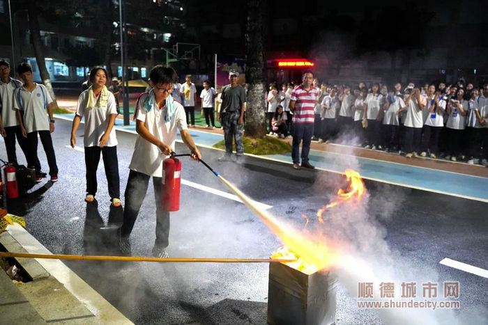 同学们进行灭火器使用。.jpg