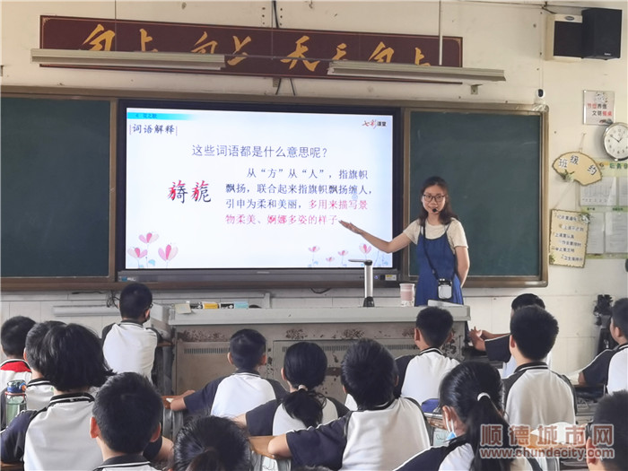 郑思秋正在给学生上课。.jpg