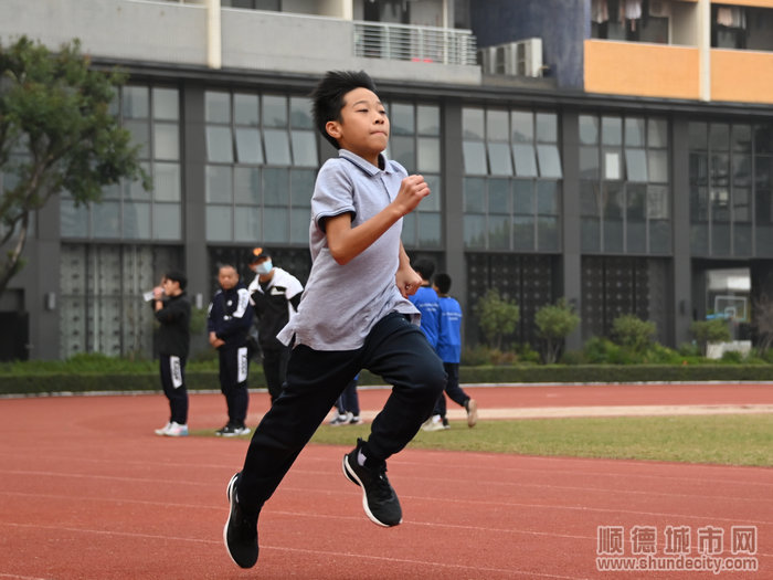 顺德学子在奔跑中感受成长、感受乐趣。.jpg