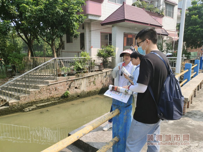 大墩村听工作人员讲解，参观河涌。.jpg