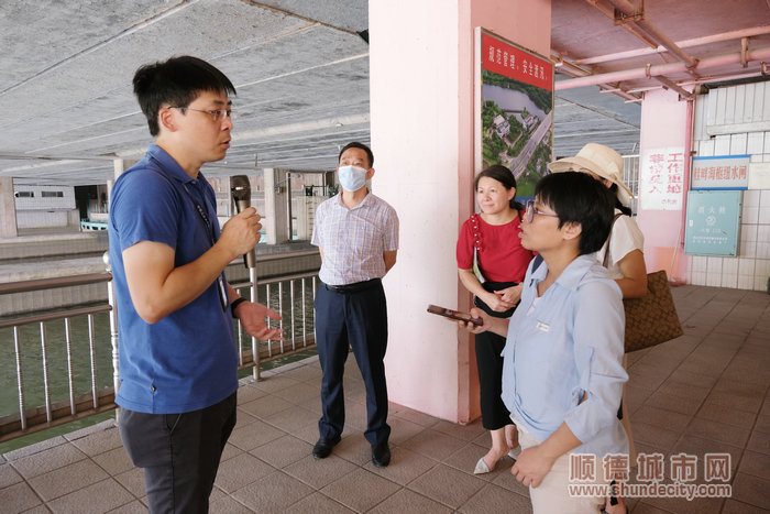 桂畔海河水质自动监测站，相关负责人为采风团众人讲解了微型自动监测站工作原理（苏苏+2摄影）。.jpg