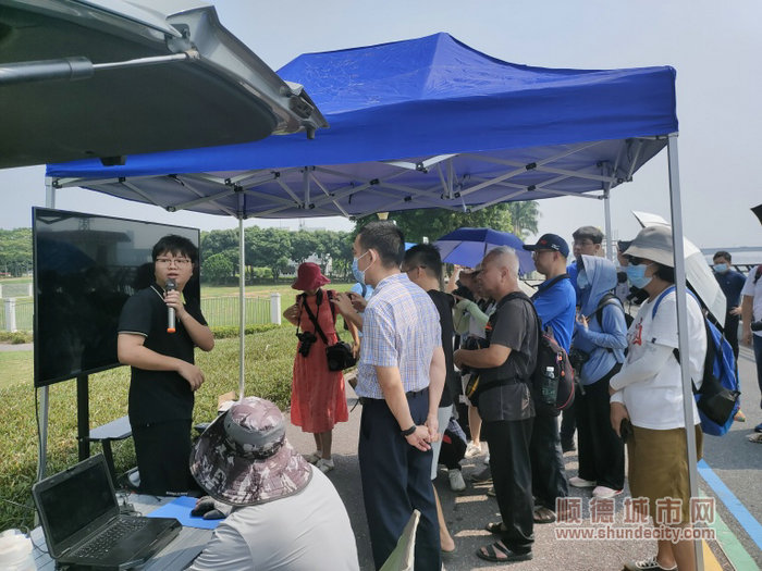 采风团众人来到了顺德港国考断面流域，参观了解无人机巡查。.jpg