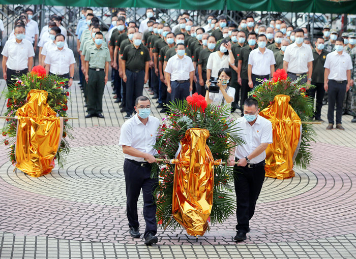 （“阳光公益摄影”供图）伦教街道党工委书记叶善楷，伦教街道办事处主任梁嘉斌等代表向烈士纪念碑敬献花篮。.jpg