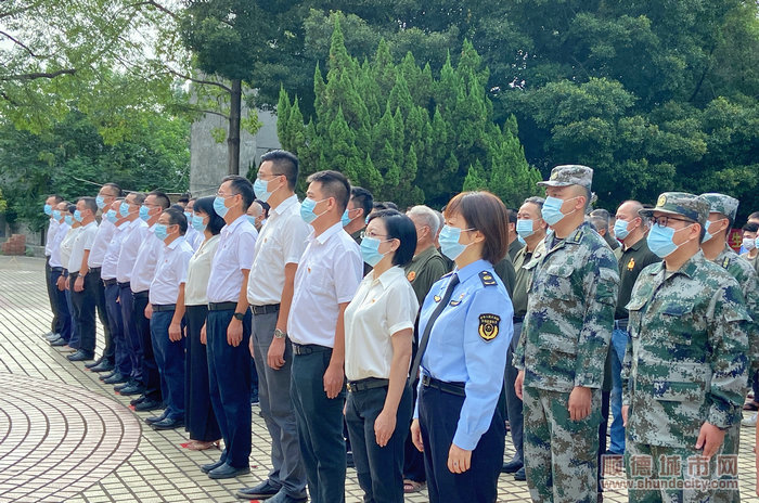 在庄严雄壮的《中华人民共和国国歌》声中，公祭仪式正式开始。全体人员队列整齐，面向烈士纪念碑肃穆站立。.JPG