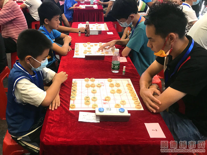 伦教少年新星与最新一届棋王比赛冠军选手同台竞技。.jpg