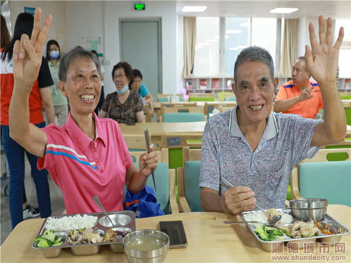 长者们开心地享用爱心午餐.jpg