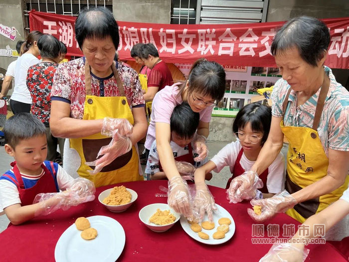 厨娘们教小朋友做番薯饼。.jpg