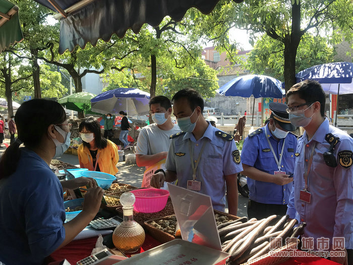 龙江市监所对市场周边摊贩进行检查。.jpg